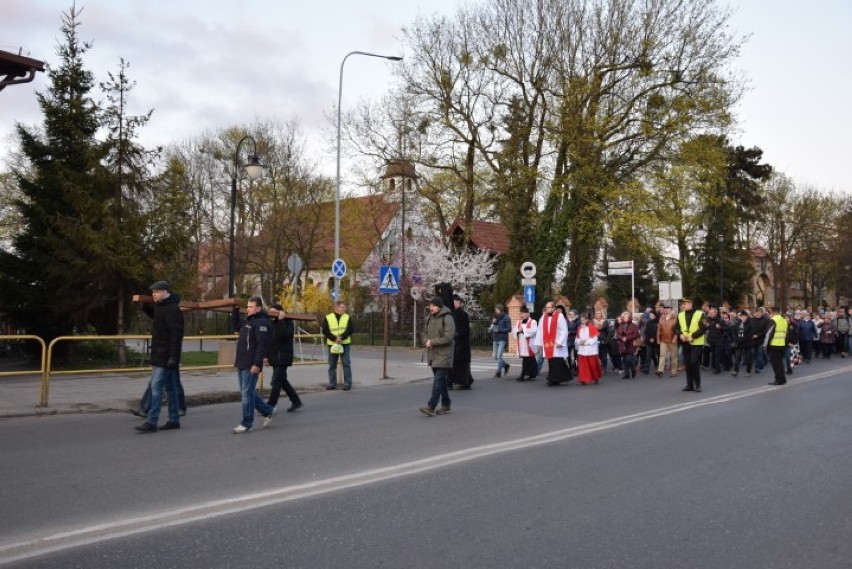 Droga Krzyżowa ulicami Pruszcza Gdańskiego. Wierni przeszli z kościoła MBNP do Podwyższenia Krzyża Świętego [ZDJĘCIA, WIDEO]