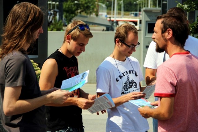 Przeciwko budowie elektrowni w gm. Pelplin protestuje koalicja organizacji ekologicznych. Na zdjęciu Radosław Sawicki (z prawej) podczas pikiety w Tczewie.