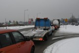 Problem z wyjazdem z ulicy Transportowców w Łódzką w Kielcach. Tworzą się wielkie korki [ZDJĘCIA]
