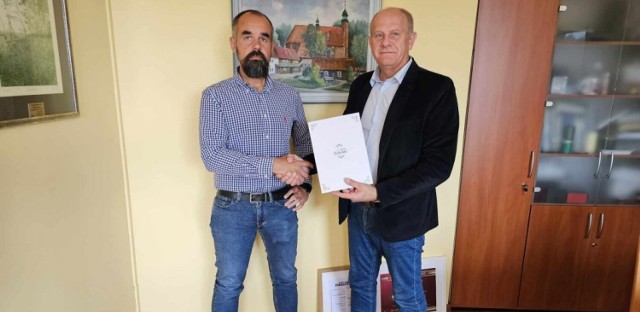 Burmistrz Żukowa podpisał umowę z wykonawcą na budowę chodników w Czaplach i Niestępowie oraz na wykonanie projektu budowy chodników w Chwaszczynie i w Sulminie.