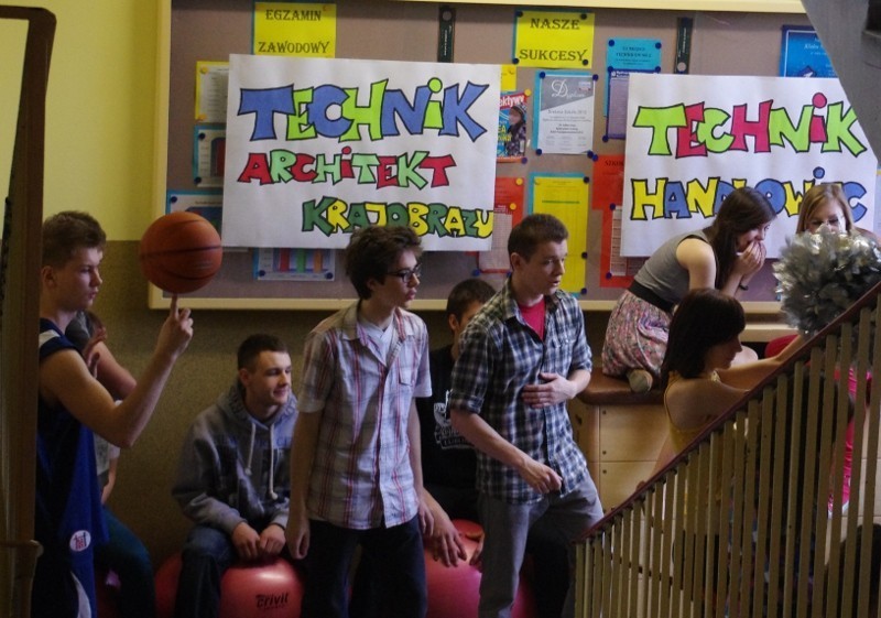 Uczniowie Zespołu Szkół Ogólnokształcąco-Techmicznych nagrali oryginalny film promujący szkołę