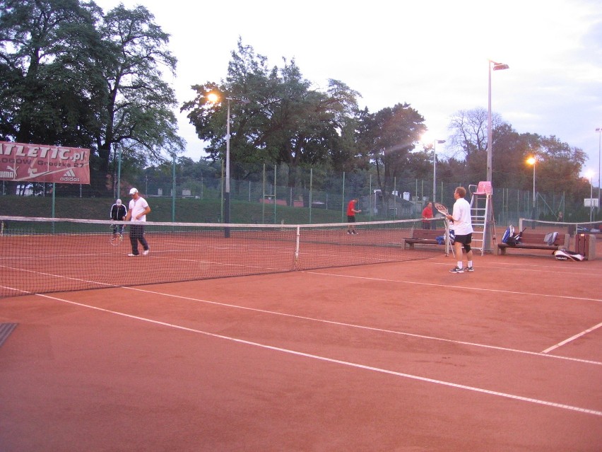 Nocny Turniej Tenisa przyciągnął wielu zawodników