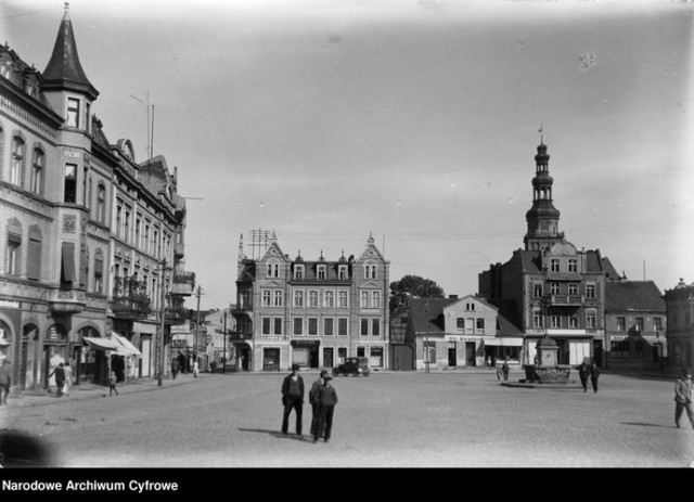 Chełmża na starych zdjęciach to fascynująca wycieczka na ulice dawnego miasta. Zobacz jak zmienił się rynek, katedra, okolice jeziora i uliczki. Oto wiele unikalnych ujęć prezentujących widok ogólny. Miłego oglądania! Ciekawe czy rozpoznacie wszystkie miejsca?