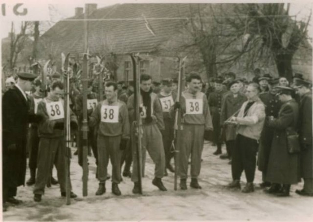 Bieg narciarski w rocznicę zdobycia Szczecinka w latach 60. - z braku śniegu biegano z nartami na ramieniu