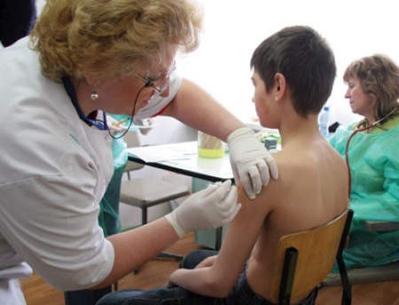 W Brzegu rozpoczęła się akcja obowiązkowych bezpłatnych szczepień przeciwko wywołującym sepsę meningokokom typu C. Szczepieniami objętych zostanie prawie 11 tys. młodych ludzi z grupy podwyższonego ryzyka. Na zdjęciu: szczepienia w Publicznym Gimnazjum Nr 3.