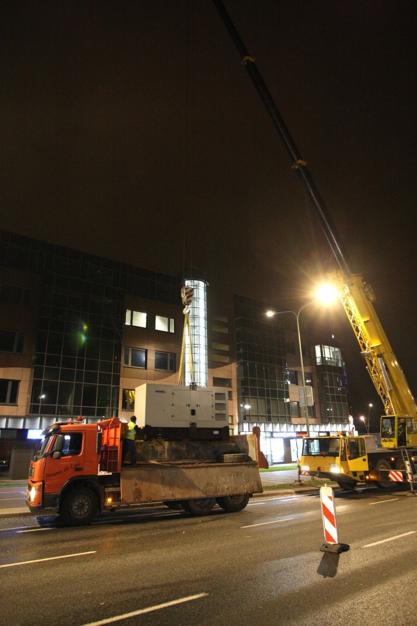 Wielki agregat zamontowany na budynku w Kielcach (WIDEO, zdjęcia)