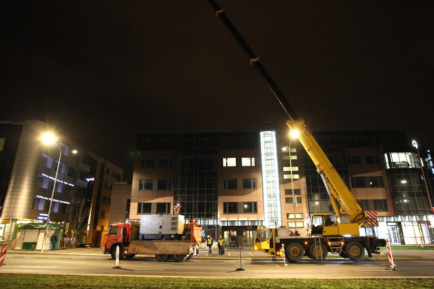 Wielki agregat zamontowany na budynku w Kielcach (WIDEO, zdjęcia)