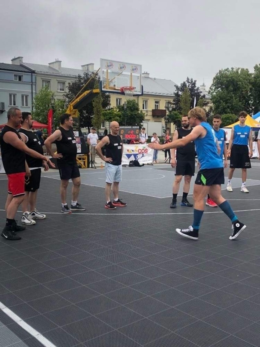 Koszykarski weekend na Placu Wolności w Grójcu. Na boisku zagrał burmistrz Grójca, Dariusz Gwiazda. Zobacz zdjęcia