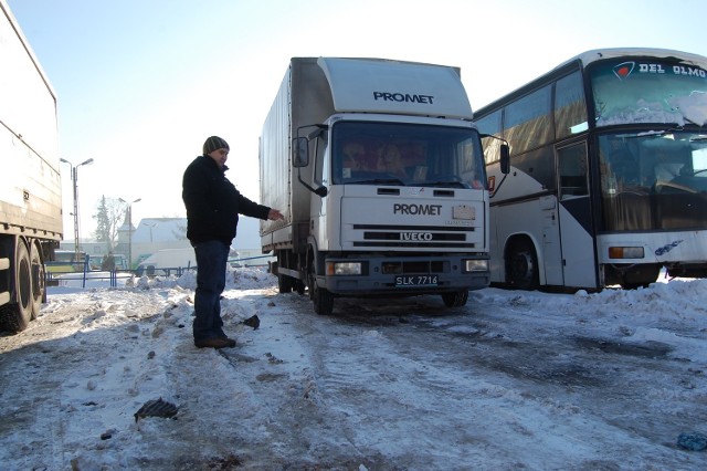 Ciężarowy MAN jeszcze w niedzielę był w miejscu, gdzie we wtorek stało iveco jednej z człuchowskich firm