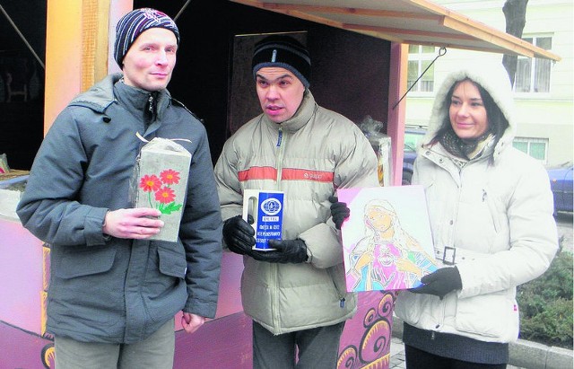 Monika Dominiak, Feliks Piotrowski i Marek przy stoisku Stowarzyszenia Betel