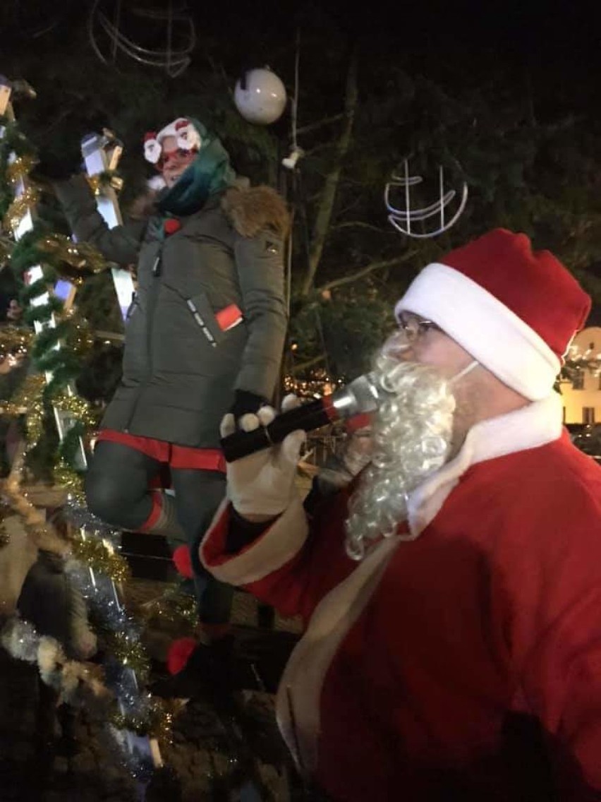 Święty Mikołaj w Margoninie. Zaświecił z mieszkańcami lampki na choince i rozdał dzieciom prezenty (FOTO)