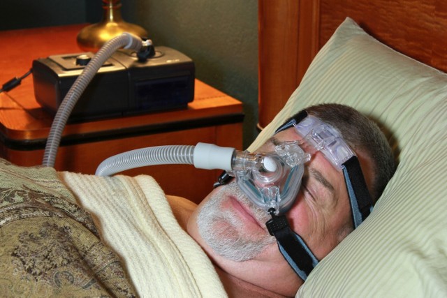 Pacjenci z obturacyjnym bezdechem sennym często korzystają ze specjalnych aparatur do wspomagania oddechu. Urządzenie jest całkowicie bezpieczne i zmniejsza ryzyko okresowego zatrzymania oddechu podczas snu.
