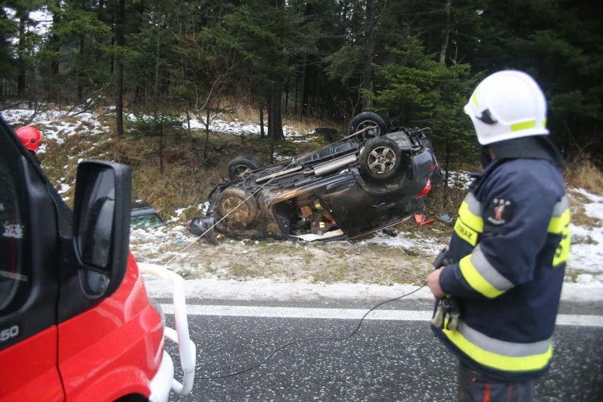 Orawa. Groźny wypadek w Spytkowicach. Auto dachowało w rowie [FOTO]