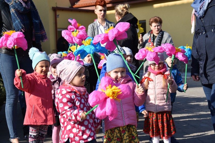 "Jak to dawniej bywało" - w klimat świąt wielkanocnych wprowadziły przedszkolaki z Gąsawy [zdjęcia] 