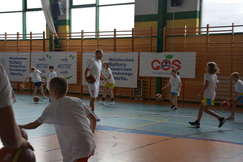 Łukasz Koszarek, mistrz koszykówki trenował z dziećmi w Grójcu. To był ostatni w tym sezonie camp sportowy