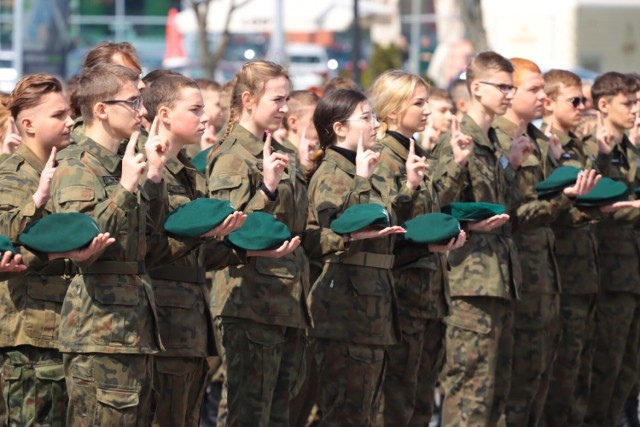 Największą atrakcją uroczystości na placu pod Mysią Wieżą w Kruszwicy był oczywiście pokaz musztry paradnej wykonany przez oddział reprezentacyjny IV rocznika