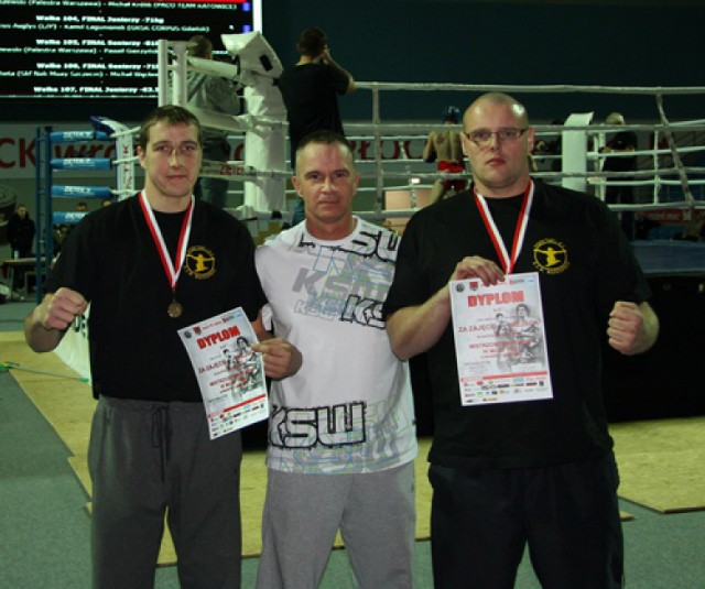 W środku Jacek Stelmach, szef Fight Clubu Freestyler. Z lewej Łukasz Matusiak, z prawej Zbigniew Jakubowski.