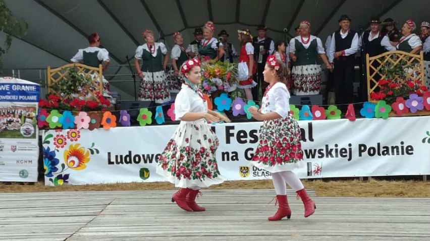 Zespoły ludowe z Brzezin zagrały na Gruszkowskiej Polanie. ZDJĘCIA