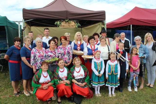 Policjanci i strażacy brali udział w zabezpieczeniu Festiwalu Piosenki Ranczerskiej w Kikole. Oprócz tego, jak zwykle można było obejrzeć sprzęt i wyposażenie mundurowych.

W piątek 23 bm. policjanci dbali o bezpieczeństwo uczestników i widzów Festiwalu Piosenki Ranczerskiej w Kikole. To już kolejna odsłona tej imprezy, na którą co roku tłumnie przybywają goście z całego kraju. Można było posmakować regionalnych specjałów przygotowanych przez koła gospodyń i podziwiać ich barwne stroje. W tym roku organizatorzy przygotowali konkursy na strój ranczerski i wianek świętojański.

Policjanci i strażacy brali udział w zabezpieczeniu imprezy, ale także promowali bezpieczne zachowania w ramach ministerialnej akcji „Kręci mnie bezpieczeństwo”. Slalom w alkogoglach miał uświadamiać i zniechęcać potencjalnych chętnych do siadania za kierownicą po alkoholu. Jak zwykle można było obejrzeć policyjny radiowóz oraz wozy strażackie.