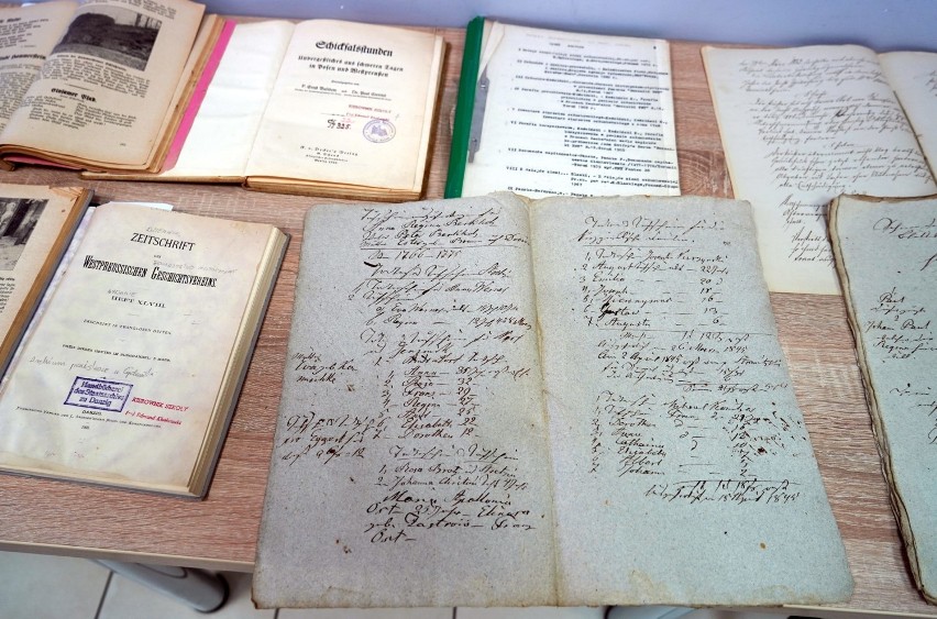 Te stare dokumenty i mapy z Człuchowa i okolicy „pachną” historią. Dzięki pani Halinie Rakocz są teraz dostępne dla wszystkich mieszkańców