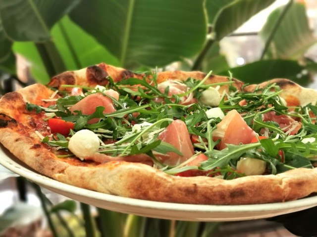 Duży wybór pizz wypiekanych w tradycyjnym piecu, a oprócz tego ogród, który latem przyciąga tłumy.