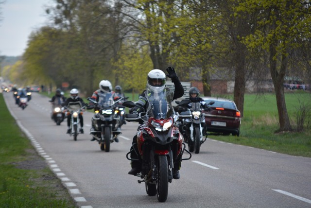 Setki motocykli na paradzie podczas XV Zlotu Motocyklowego MKM Junak Sieraków 2022 (23.04.2022).