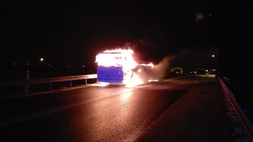 Wypadek w Rudnikach na DK 91: Pożar autobusu po zderzeniu z citroenem [ZDJĘCIA]