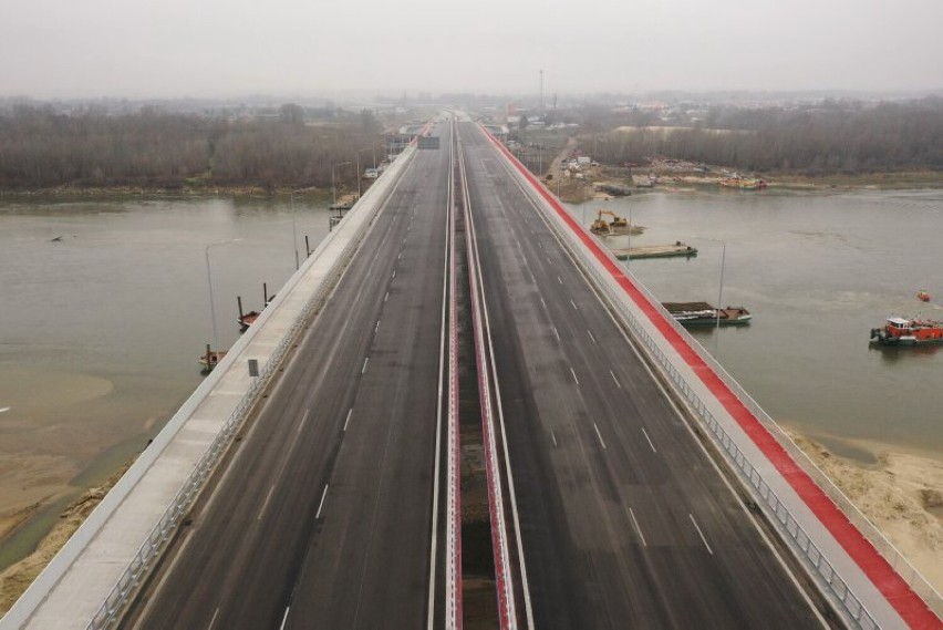 Obwodnica Warszawy. Remont otwartego w grudniu mostu POW. Wykonawca frezuje jezdnię i ułoży nową nawierzchnię. Uwaga na utrudnienia