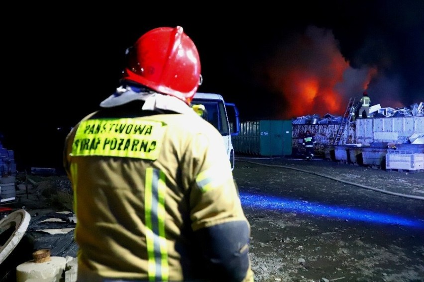 Ogromny pożar widać z daleka. Płoną elektrośmieci. Dochodzi...