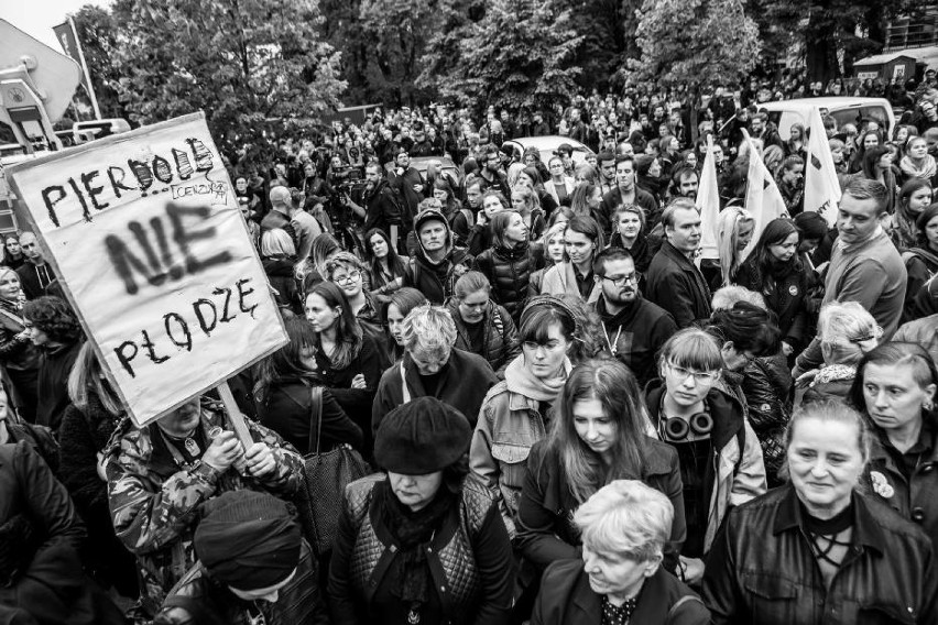 Czarny protest - 8 marca Warszawa, tysiące kobiet ponownie...