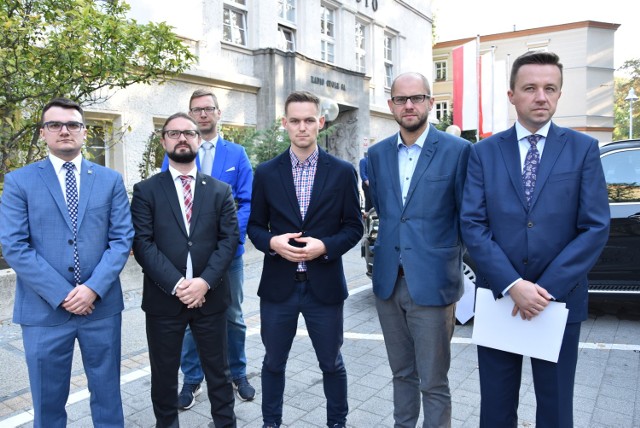 Przedstawiciele komitetów Arkadiusza Wiśniewskiego, Koalicji Obywatelskiej, Kukiz'15 i SLD Lewica Razem przed przekazaniem listu otwartego do władz Radia Opole.