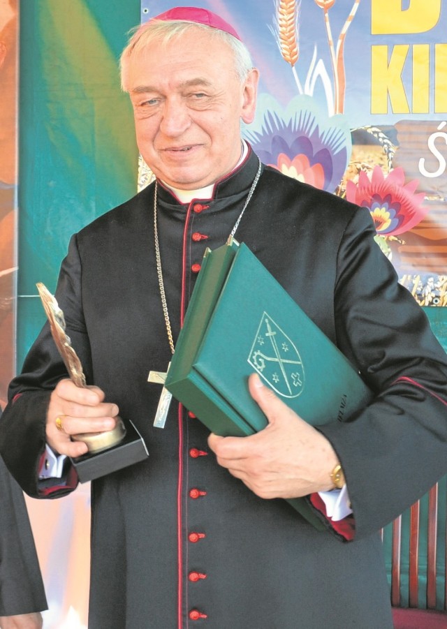 Ksiądz biskup Andrzej Suski ze statuetką i dyplomem. Duchowny dołączył do nielicznego grona osób zasłużonych dla gminy Chełmża