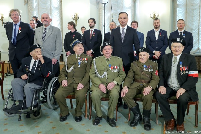 Stefan Kownacki ps. „Gołąb” (drugi od prawej) został odznaczony przez prezydenta RP Andrzeja Dudę