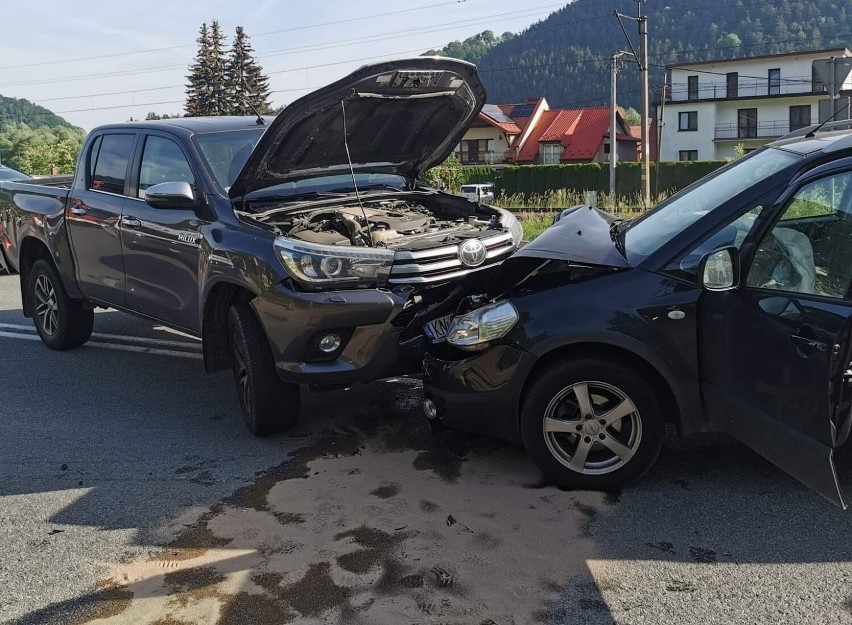 Wypadek na DK 87 w Piwnicznej-Zdroju. Czołowo zderzyły się dwie osobówki, jedna osoba trafiła do szpitala