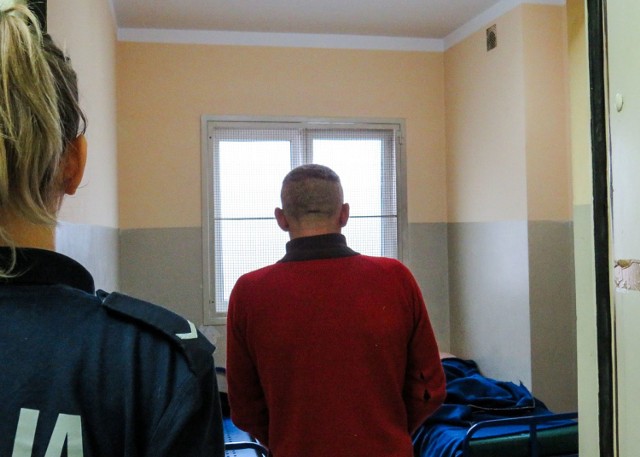 Z naszych informacji wynika, że sprawca gwałtu na mężczyźnie w Kostrzynie na Odrą został zatrzymany. Ma to być obywatel Mołdawii. Do gwałtu miało dojść w altanie śmietnikowej na jednym z kostrzyńskich osiedli.

Te informacje po godzinie 12 potwierdziła policja. Do wnikliwego wyjaśnienia sprawy zaangażowali się policjanci z całej jednostki. Równolegle do czynności operacyjnych, prowadzone były działania wykrywacze prowadzone przez policjantów prewencji, m.in. dzielnicowych. Mundurowi poważnie podchodzili do każdego sygnału i informacji, która mogłaby ich przybliżyć do zatrzymania osoby odpowiedzialnej za te bulwersujące zdarzenia.

8 listopada po południu na terenie województwa wielkopolskiego policjanci referatu kryminalnego zatrzymali do sprawy 39-letniego obywatela Mołdawii. Mężczyzna został przewieziony do gorzowskiej komendy. 9 i 10 listopada będą przeprowadzane z nim czynności procesowe. Śledztwo w tej sprawie prowadzi Prokuratura Rejonowa w Słubicach.

Przypomnijmy, do drastycznego zdarzenia doszło w nocy z wtorku na środę (z 7 na 8 listopada). Ponad 70-letni mężczyzna został zaatakowany w altanie śmietnikowej. Tam został zgwałcony. Lubuska policja potwierdziła zdarzenie. – Dostaliśmy zgłoszenie gwałtu na mężczyźnie – mówi nadkom. Marcin Maludy, rzecznik lubuskiej policji.

Zwyrodnialec po zgwałceniu bezbronnego mężczyzny uciekł. Od razu ruszyły jego poszukiwania. - Policjanci pracowali m. in. na os. Mieszka I. Pytali mieszkańców, czy coś widzieli, słyszeli. Prawdopodobnie to na tym osiedlu doszło do gwałtu - mówi jeden z mieszkańców Kostrzyna. 

O gwałcie poinformowali nas w środę, 8 listopada, Czytelnicy z Kostrzyna.  - Sprawę nadzoruje prokuratura w Słubicach - mówi prokurator Roman Witkowski, rzecznik prasowy Prokuratury Okręgowej w Gorzowie Wlkp. Policja ani prokuratura od początku mówią w tej sprawie bardzo niewiele. Chodzi m. in. o dobro pokrzywdzonego mężczyzny. 

Zobacz też wideo: KRYMINALNY CZWARTEK. Pedofil zgwałcił 8-latkę. Jest w areszcie. Wcześniej zaczepiał inną dziewczynkę


Przeczytaj też:  W Kostrzynie został zgwałcony mężczyzna. Policja i prokuratura badają sprawę

