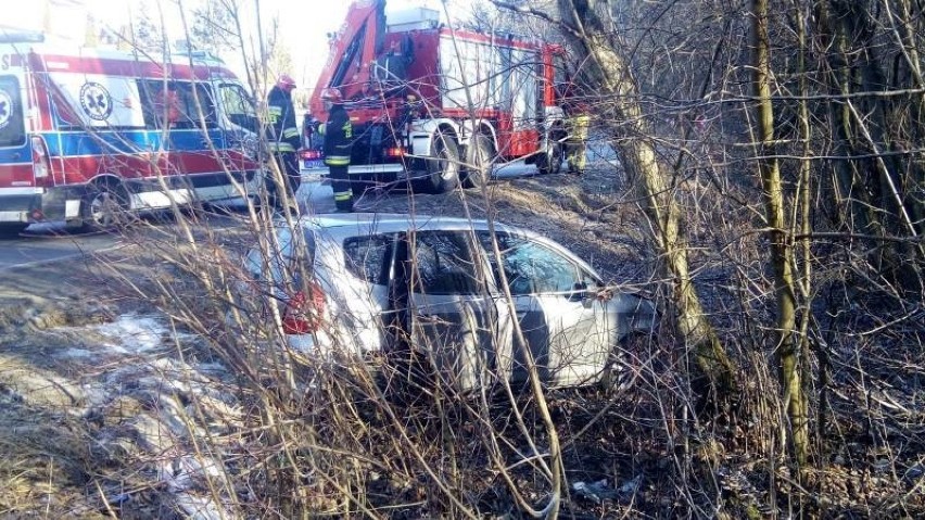 Wypadek w Naściszowej. Kobieta uwięziona w samochodzie [ZDJĘCIA]