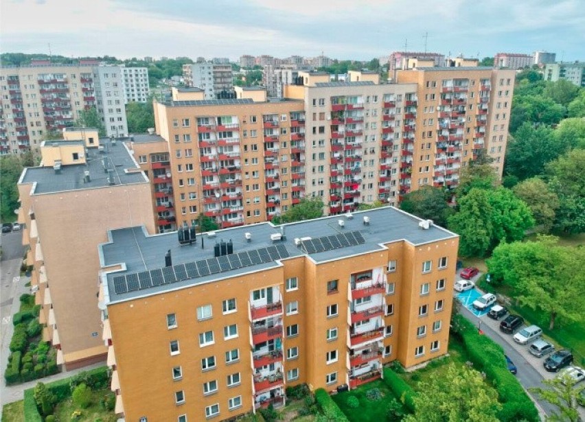 Kraków. Spółdzielnie mieszkaniowe chcą pozyskiwać energię słoneczną do bloków, ale są problemy 