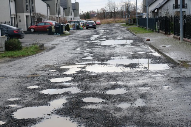 Które drogi w Żarach proszą się o remont? Zobaczcie zdjęcia. Ulica Izerska wygląda, jak ser szwajcarski.