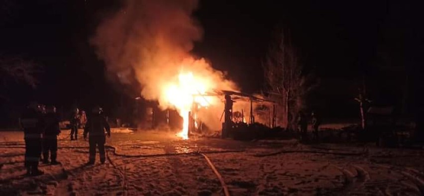Nocny pożar budynku gospodarczego w Dalęcinie koło Szczecinka [zdjęcia]