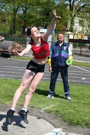 Magdalena Chojnowska z pelplińskiego Gimnazjum nr 1 wygrała konkurs pchnięcia kulą. Fot. Zbigniew Brucki