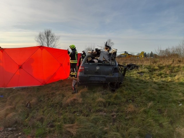 W wypadku zginęły dwie osoby. To 20-letni pasażerowie volkswagena, który wjechał na przejazd. 

Zobacz więcej zdjęć z miejsca wypadku ---->
