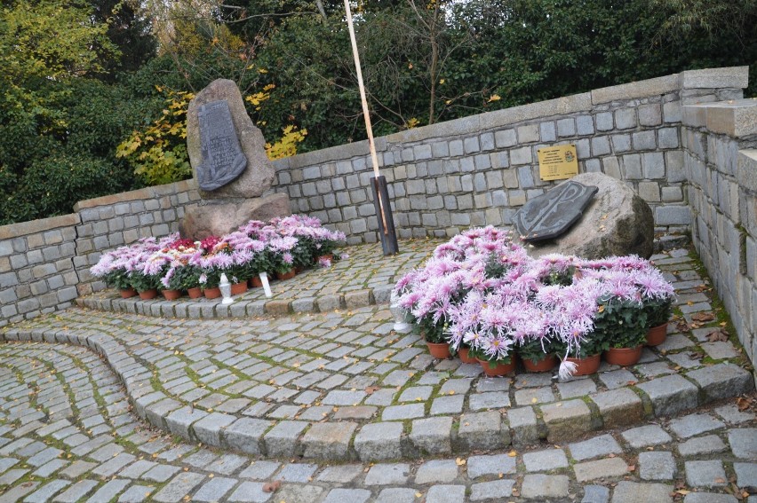 Pomnik ofiar rawickiego więzienia za czasów faszyzmu i stalinizmu (ul. Ogrodnicza w Rawiczu)