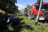 Wypadek na ulicy Piastowskiej w Legnicy. Kierowca skosił latarnię [ZDJĘCIA]
