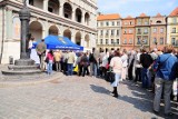 Oblężenie Starego Rynku: setki chętnych po flagi