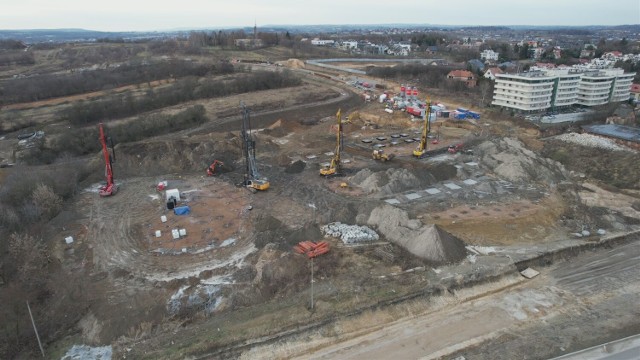 Prowadzone są intensywne prace związane z remediacją terenu, na którym ma zostać wybudowana pętla tramwajowa, jako ostatni odcinek linii tramwajowej z Krowodrzy Górki do Górki Narodowej.