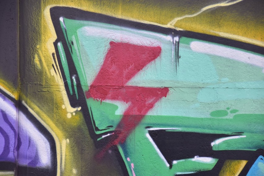 Symbol protestu kobiet pojawił się na muralu i graffiti w...