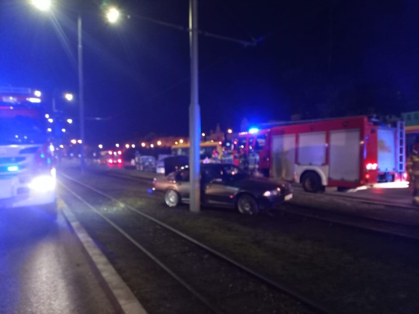 BMW wpadło w Grudziądzu na torowisko tramwajowe i uderzyło w...