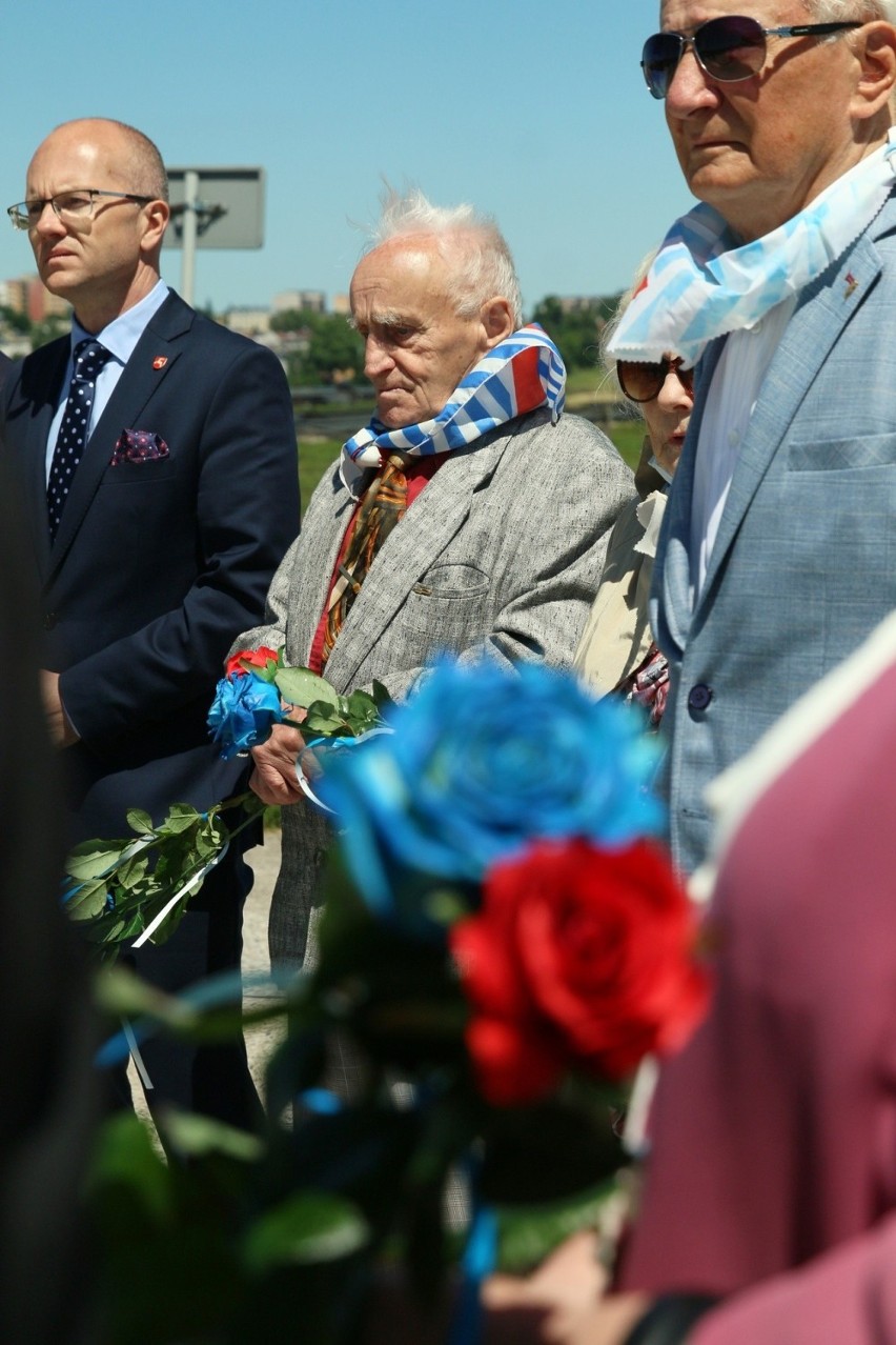 Niebieskie róże dla ofiar obozów zagłady. W Lublinie oddano hołd poległym. Galeria zdjęć