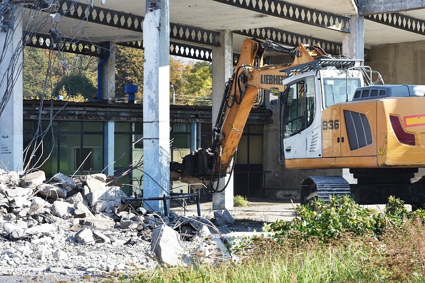 Ciężki sprzęt na plac budowy przy ul. Kolejowej w Sycowie...