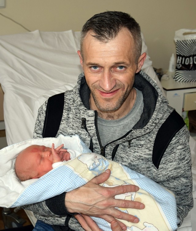 Alan Benert z Rajków, ur. 22.04.2018 r., godz. 14.15, 3100 g, 53 cm. Z tatą Robertem